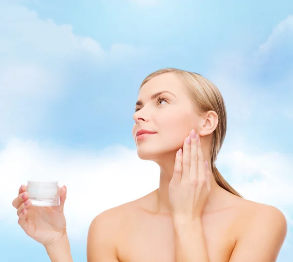 Mujer aplicando crema en su piel —  Fotos de Stock