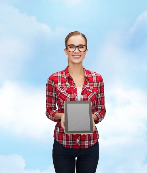 Lachende meisje met lege tablet pc-scherm — Stockfoto