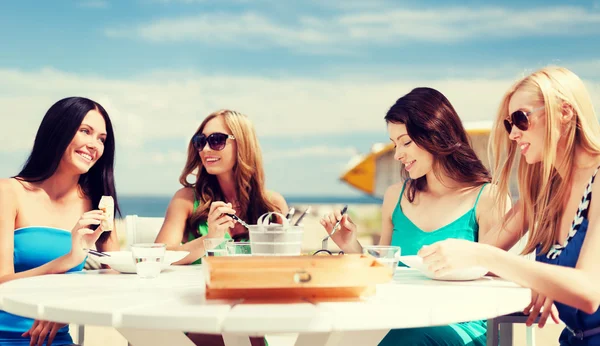 Ragazze in caffè sulla spiaggia — Foto Stock