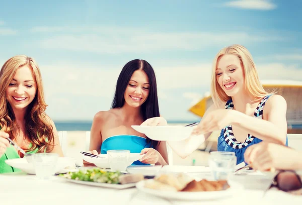 Ragazze in caffè sulla spiaggia — Foto Stock