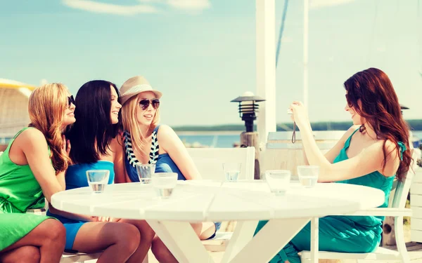 Девушки фотографируются в кафе на пляже — стоковое фото