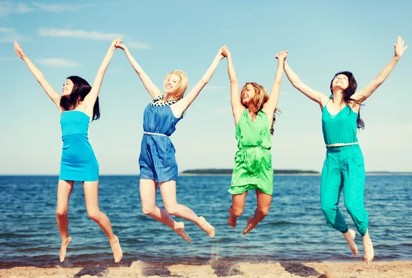 Meninas pulando na praia — Fotografia de Stock