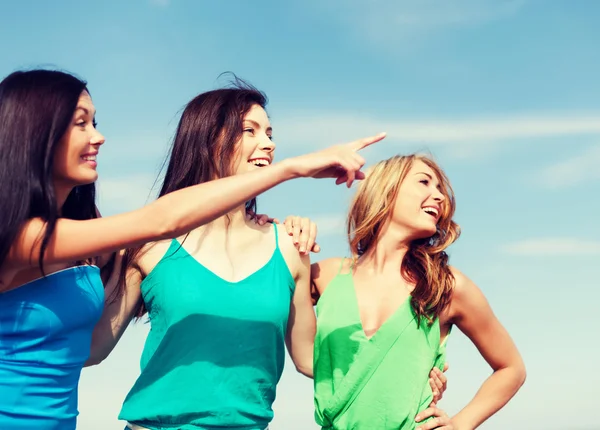 Chicas caminando en la playa —  Fotos de Stock