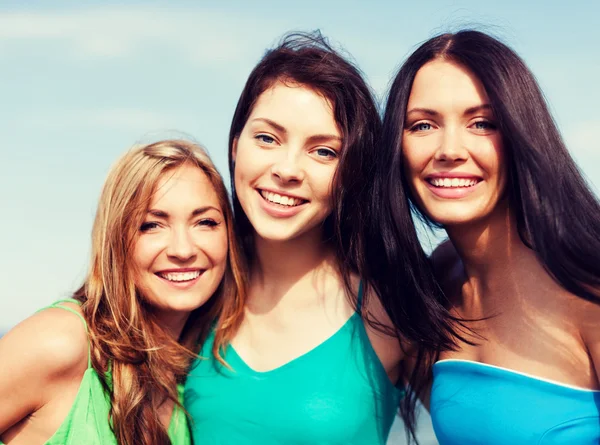 Chicas caminando en la playa — Foto de Stock