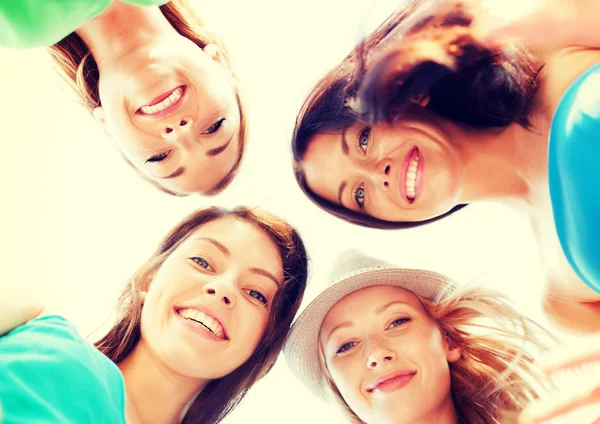 Rostros de chicas mirando hacia abajo y sonriendo — Foto de Stock