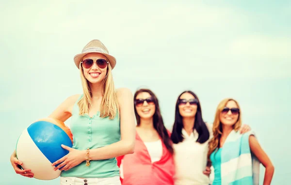 Ragazza con la palla e gli amici sulla spiaggia — Foto Stock