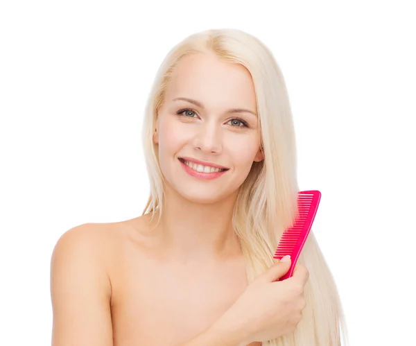 Donna sorridente con spazzola per capelli — Foto Stock