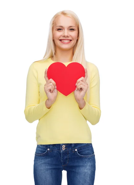 Mulher sorridente com coração vermelho — Fotografia de Stock