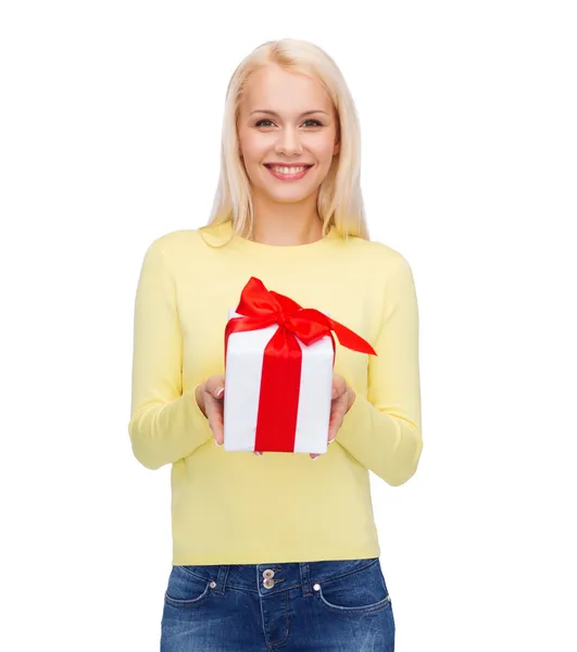 Chica sonriente con caja de regalo — Foto de Stock