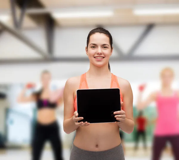 Sportliche Frau mit leerem Bildschirm am Tablet-PC — Stockfoto