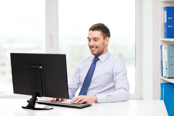 Gülümseyen iş adamı veya bilgisayar ile öğrenci — Stok fotoğraf