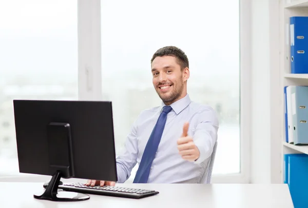 Sonriente hombre de negocios o estudiante con computadora — Foto de Stock