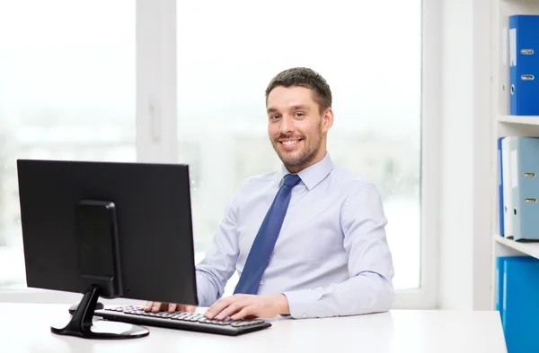 Uomo d'affari o studente sorridente con il computer — Foto Stock