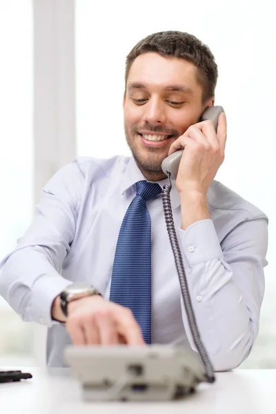 Homem de negócios sorridente com número de discagem de telefone — Fotografia de Stock