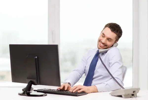 Sonriente hombre de negocios o estudiante con computadora —  Fotos de Stock