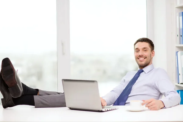 Uomo d'affari sorridente o studente con computer portatile — Foto Stock