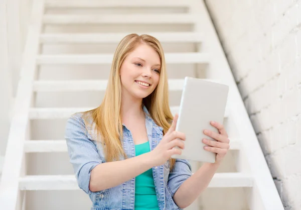 微笑与 tablet pc 机的女学生 — 图库照片