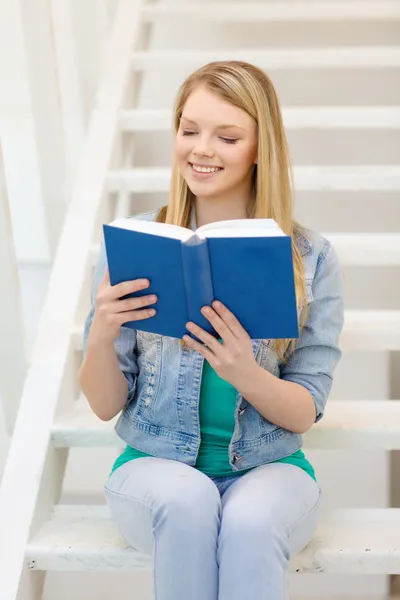 Sourire adolescent fille lecture livre — Photo