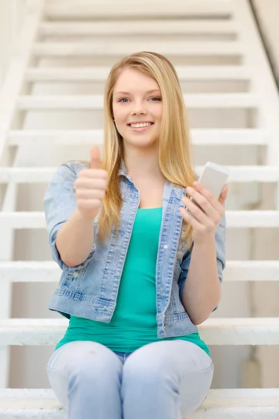 女子学生のスマート フォンでの笑みを浮かべてください。 — ストック写真