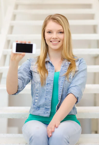 Estudante sorrindo com tela em branco do smartphone — Fotografia de Stock