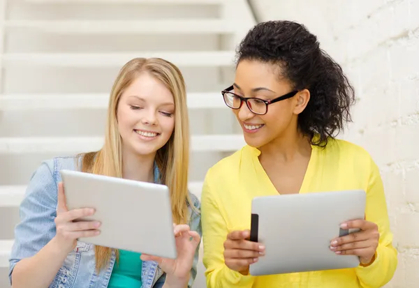 Étudiantes souriantes avec tablette PC — Photo