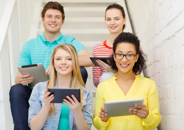 Lachende studenten met tablet pc-computer — Stockfoto