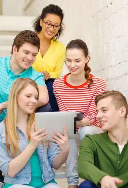 Étudiants souriants avec tablette PC — Photo