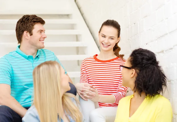 Adolescentes sonrientes pasando el rato — Foto de Stock