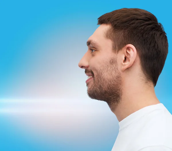 Retrato de homem bonito jovem sorridente — Fotografia de Stock