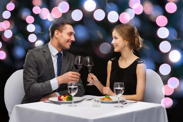 Mosolygó pár eszik főétel étteremben — Stock Fotó