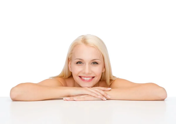 Schoon gezicht en schouders van mooie jonge vrouw — Stockfoto