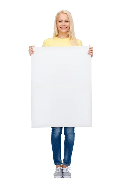 Mosolygó nő üres fehér tábla pulóver — Stock Fotó