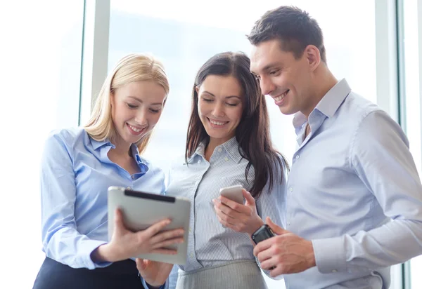 Geschäftsteam arbeitet im Büro mit Tablet-PCs — Stockfoto