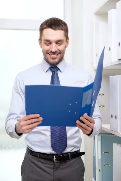 Hombre de negocios con carpeta en la oficina —  Fotos de Stock