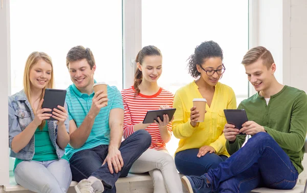 Sorrindo estudantes com computador tablet pc — Fotografia de Stock