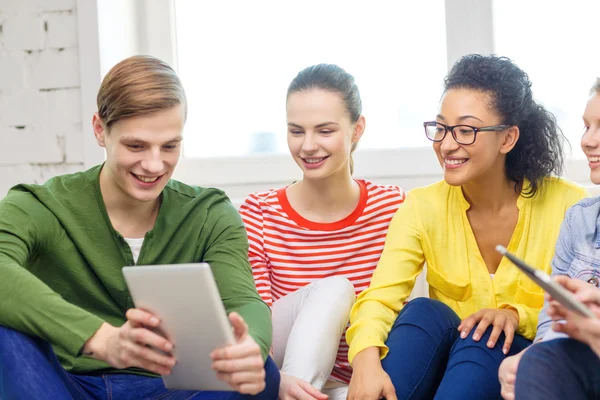 Sorrindo estudantes com computador tablet pc — Fotografia de Stock