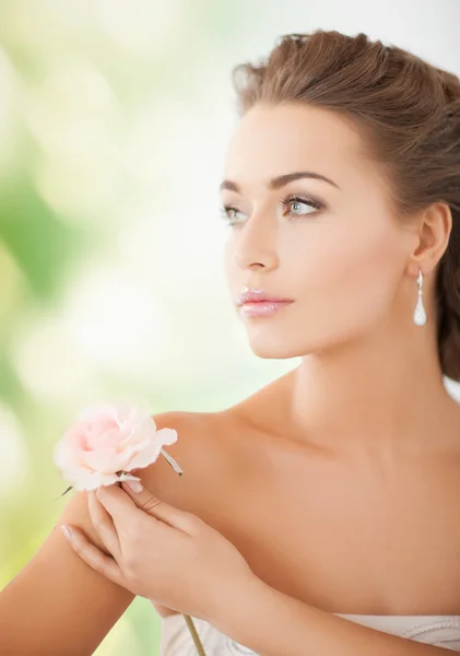 Young woman with rose flower — Stock Photo, Image