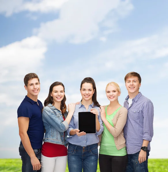 Schüler zeigen leeren Tablet-PC-Bildschirm — Stockfoto