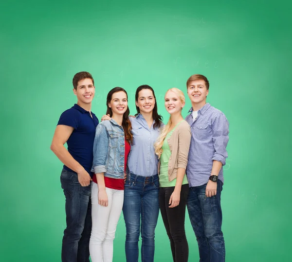 Gruppe lächelnder Studenten stehend — Stockfoto