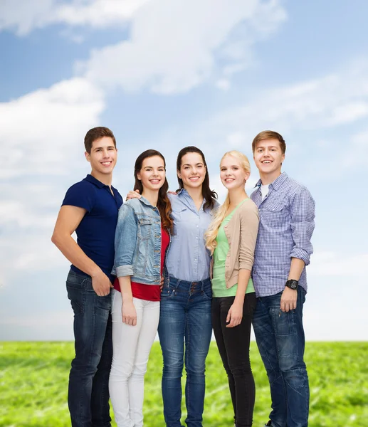 Groupe d'étudiants souriants debout — Photo