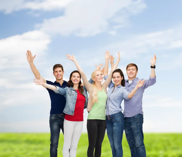 Gruppe lächelnder Studenten winkt — Stockfoto