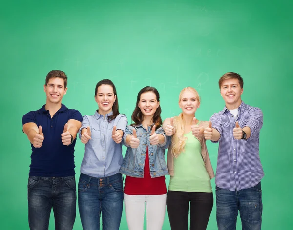 Gruppe lächelnder Studenten zeigt Daumen hoch — Stockfoto