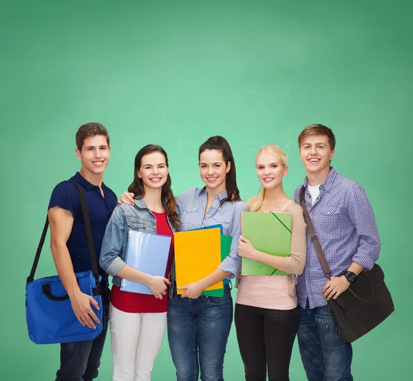 Groupe d'étudiants souriants debout — Photo