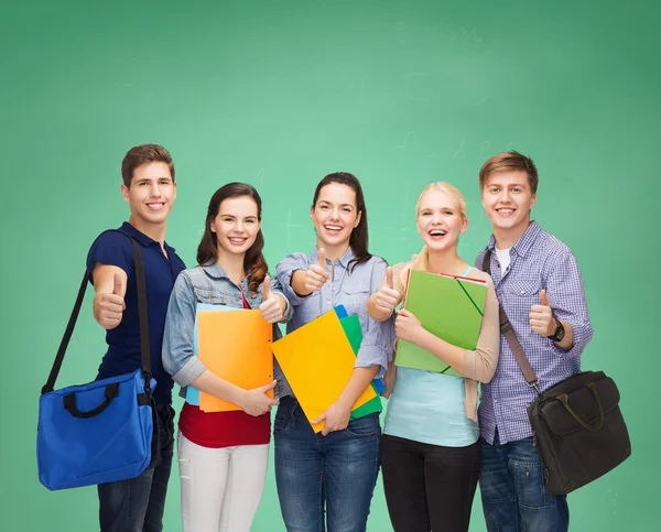 Gruppe lächelnder Studenten zeigt Daumen hoch — Stockfoto