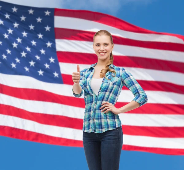 Mujer joven con ropa casual mostrando los pulgares hacia arriba — Foto de Stock