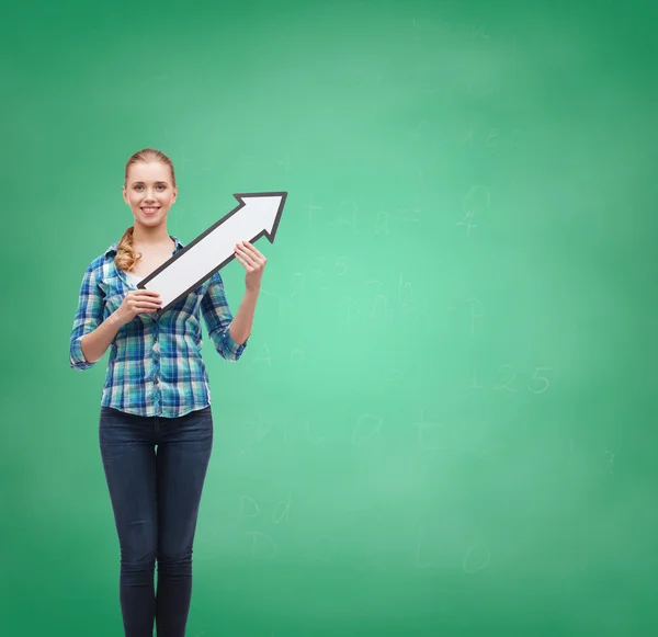 Sorrindo jovem mulher com seta poiting up — Fotografia de Stock