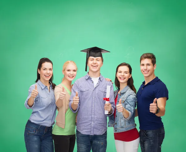 Grupo de estudiantes con diploma mostrando pulgares hacia arriba —  Fotos de Stock