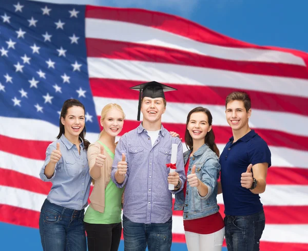 Група студентів з дипломом, що показує великі пальці вгору — стокове фото