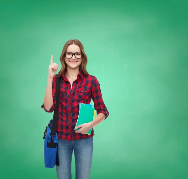 Studentessa sorridente con borsa e quaderni — Foto Stock