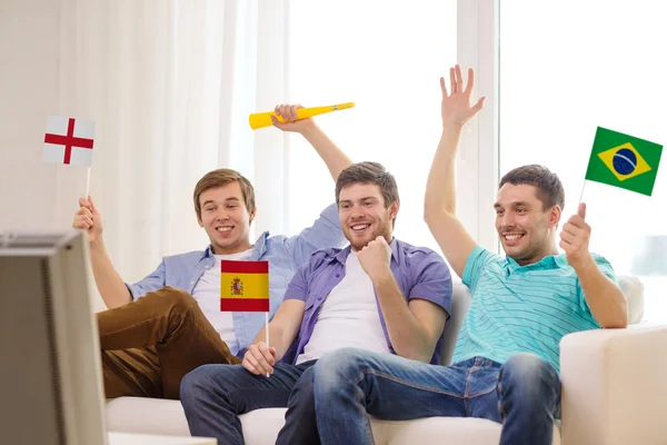 Amigos varones felices con banderas y vuvuzela — Foto de Stock
